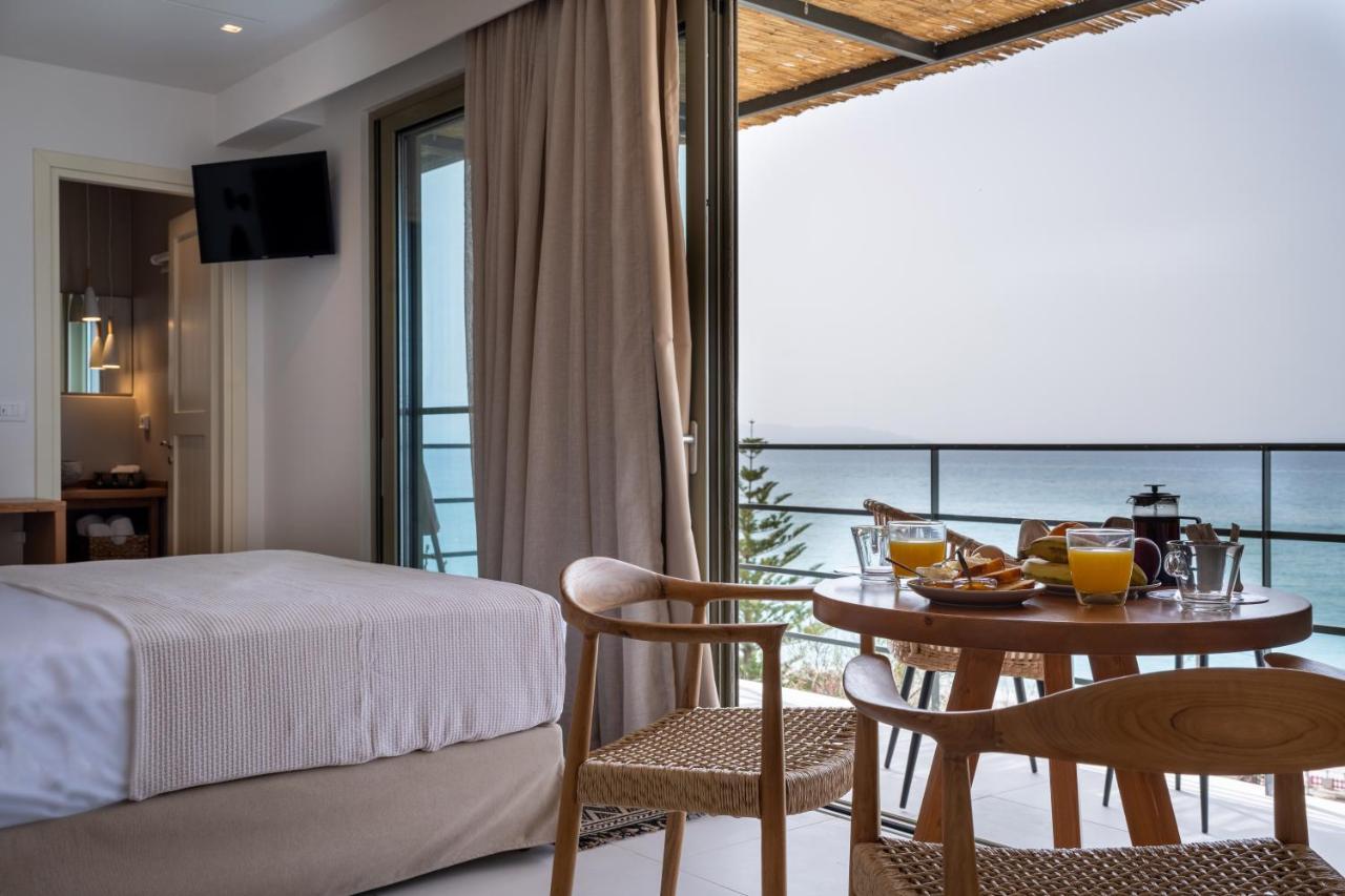 Thea Beachfront Suites In Lourdas Beach Lourdata (Kefalonia) Exterior foto